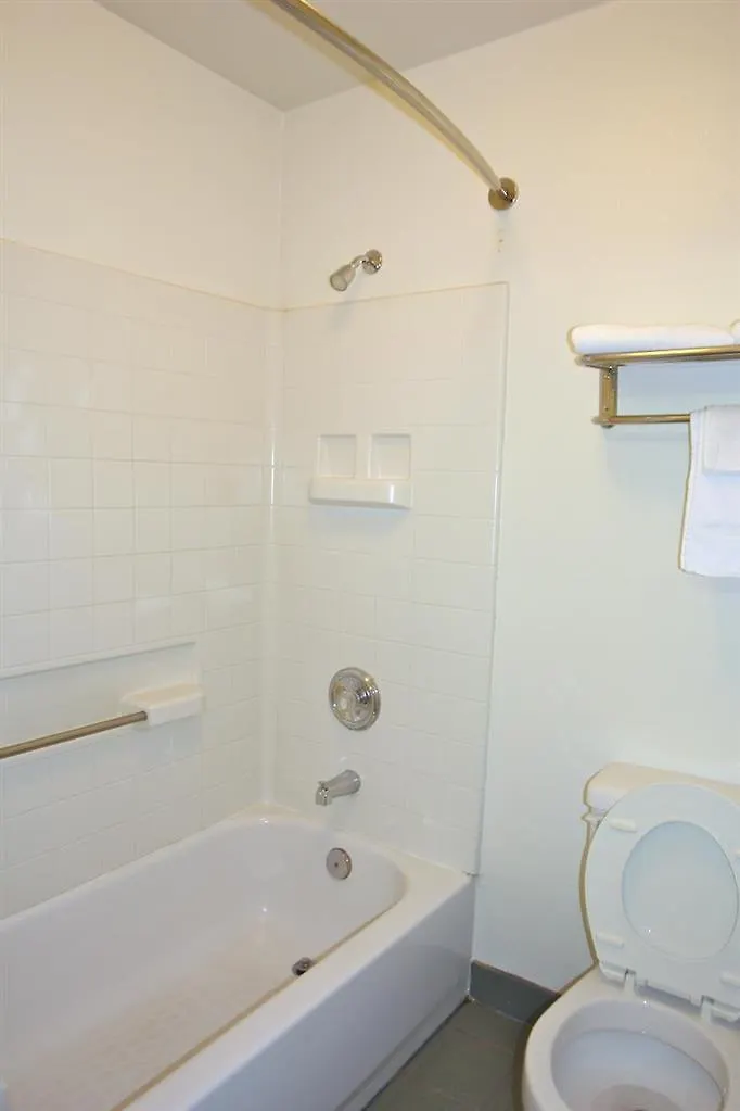 Motel 6 Portland Mall - 205 Hotel