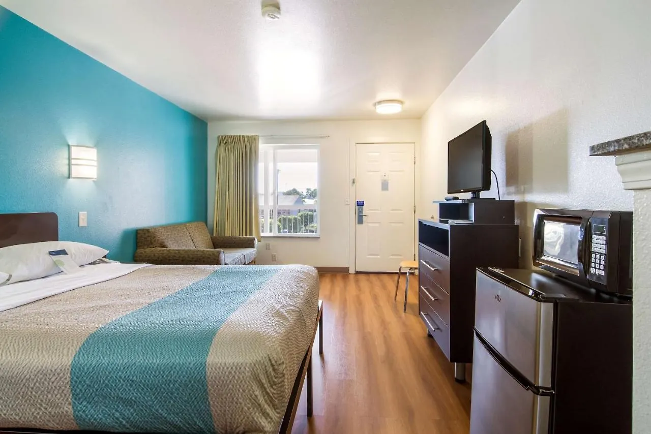 Motel 6 Portland Mall - 205 Hotel