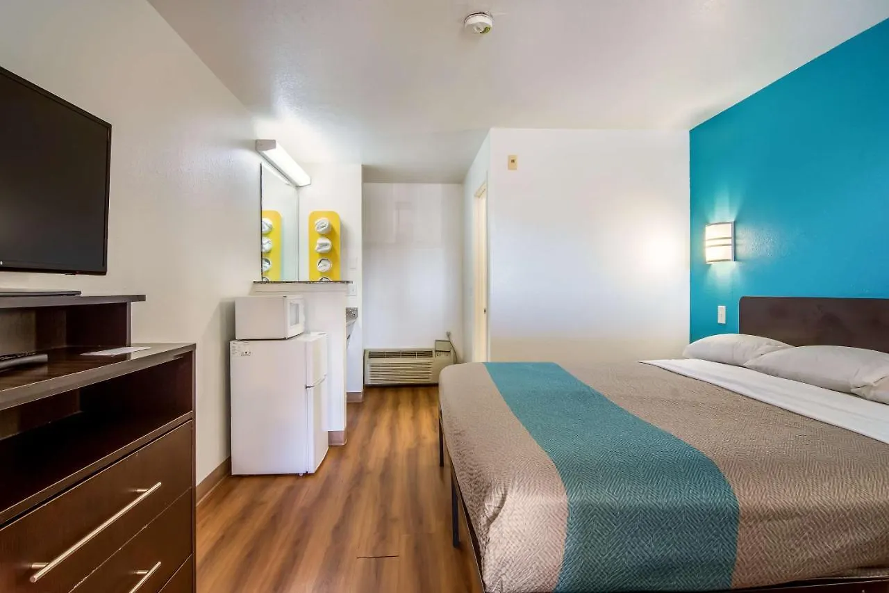 Motel 6 Portland Mall - 205 Hotel