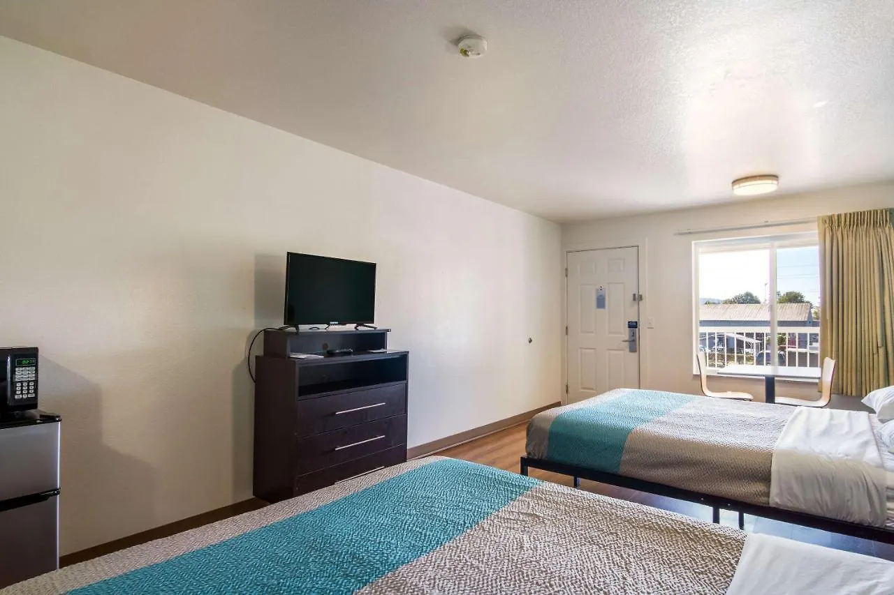 Motel 6 Portland Mall - 205 2*,